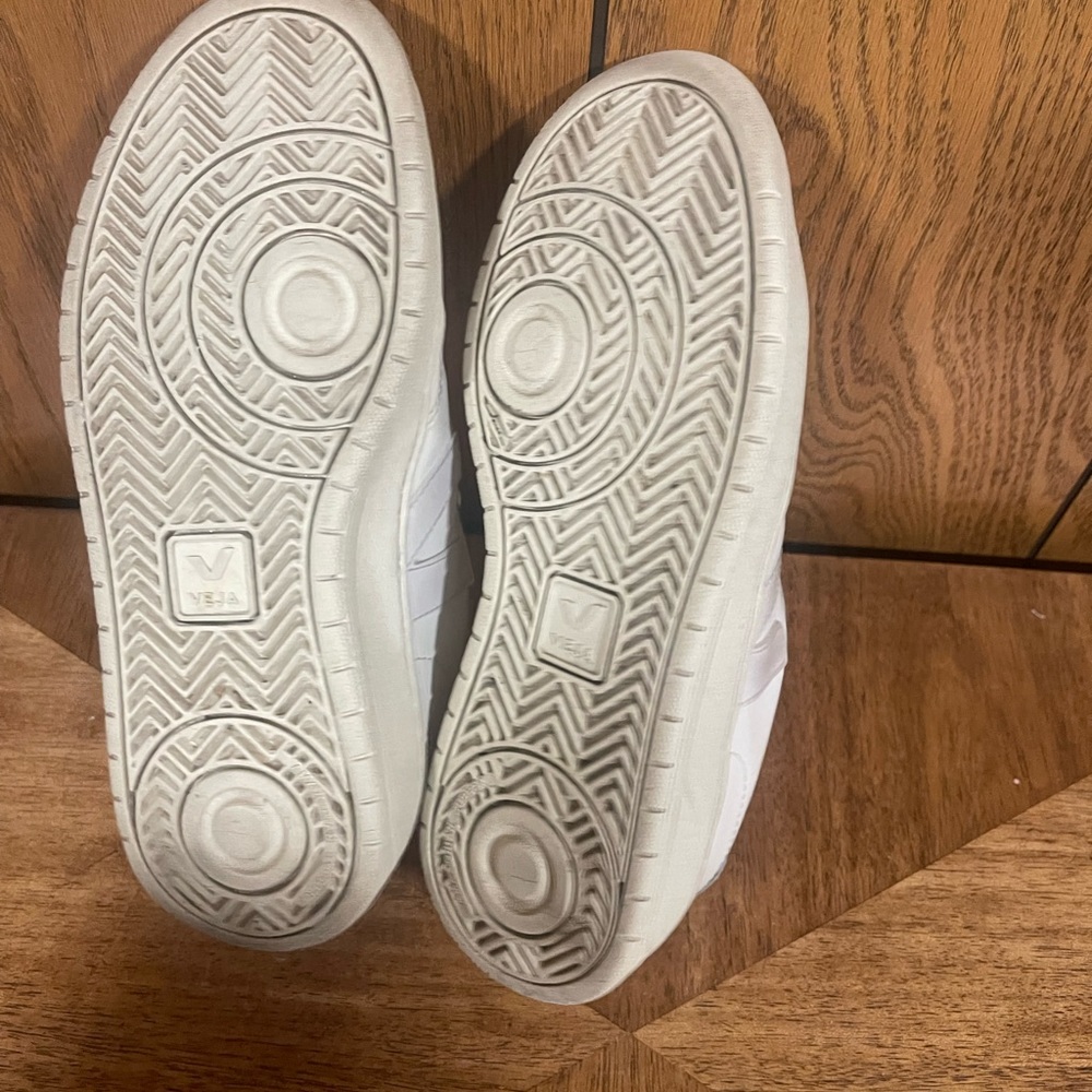 Veja V-12 Leather In White Shoes - Picture 5 of 13